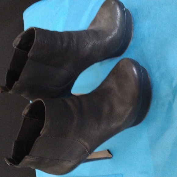 Vince Camuto Shoes - Vince Camuto platform leather pull on ankle boots in great condition